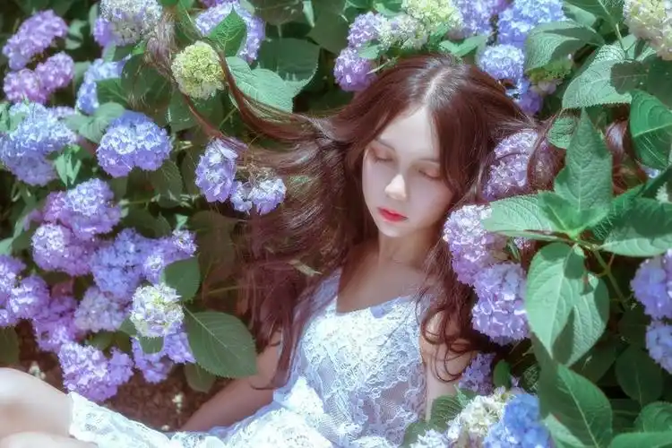 花海里睡美人清新脱俗迷人唯美写真