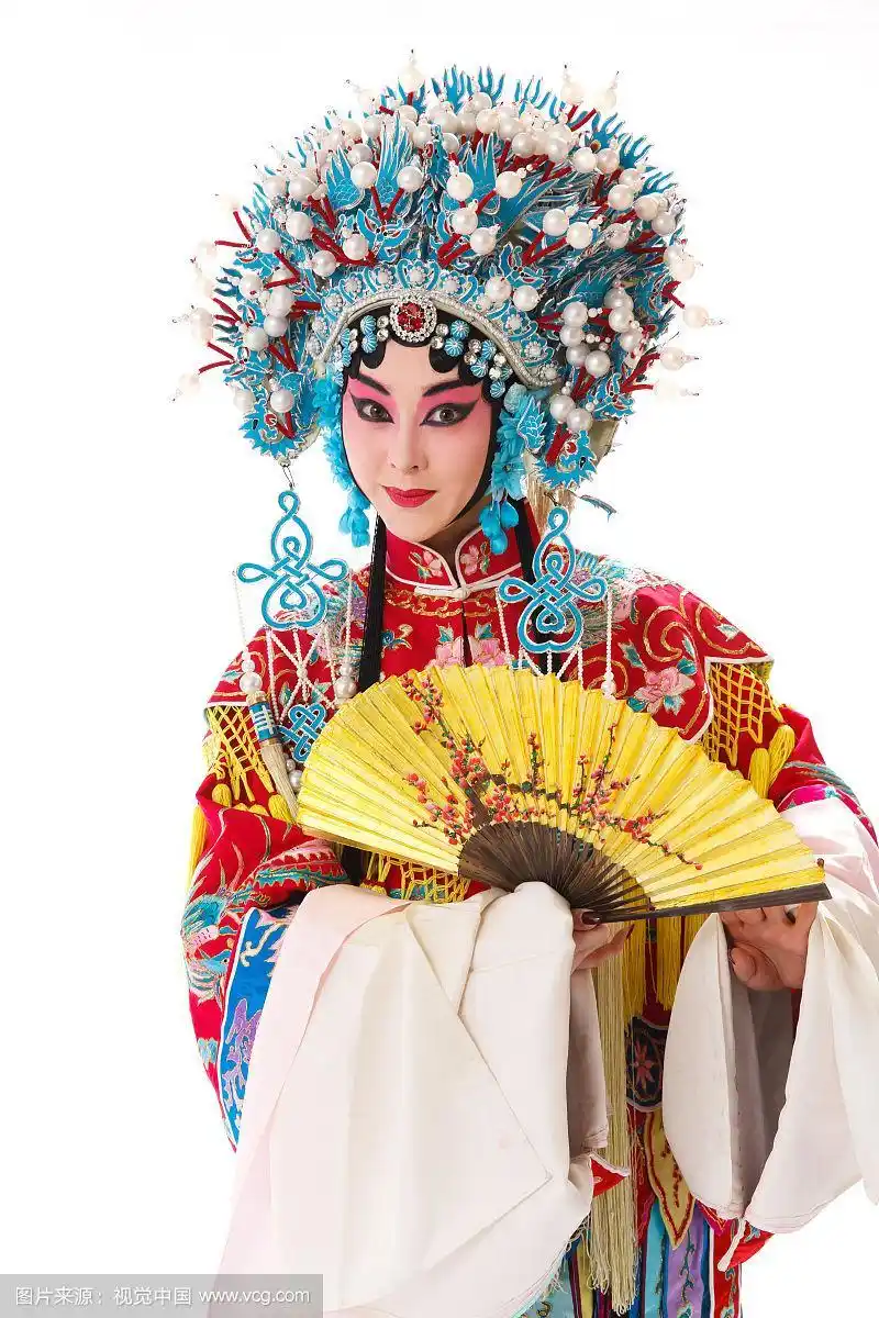 女京剧表演者拿着折扇