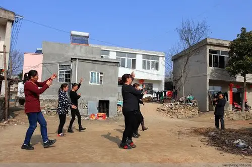 【实拍】广场舞在农村遍地开花:中年妇女跳广场舞有模有样