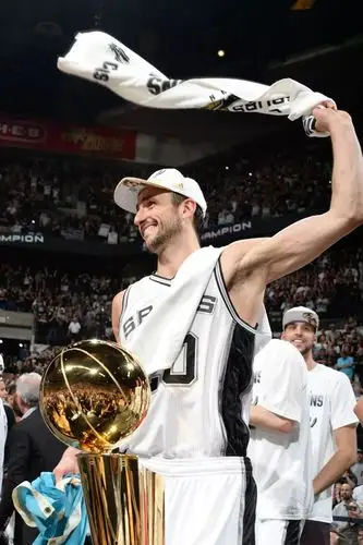 妖刀入鞘!马刺传奇巨星吉诺比利球衣正式退役!