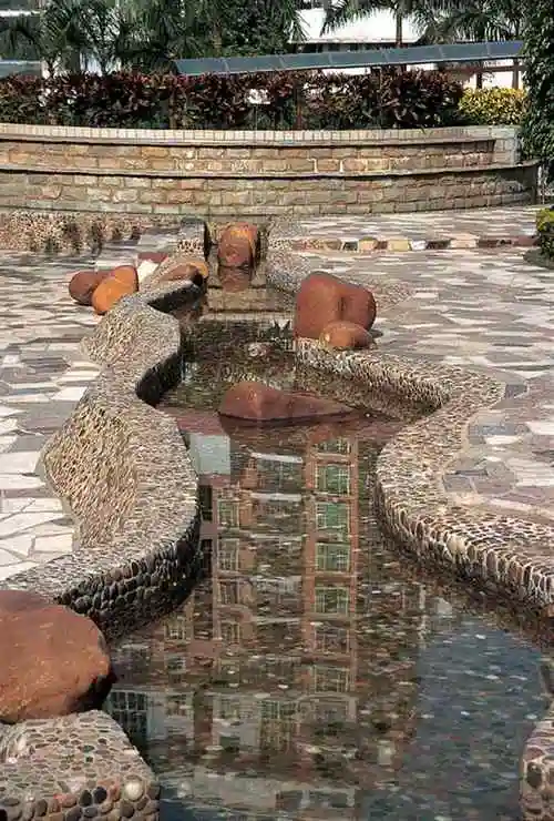 卵石水沟,卵石驳岸,自然石,景石石头