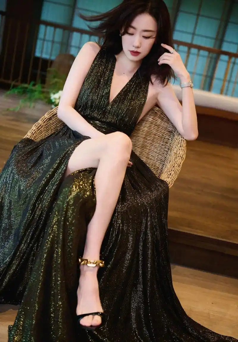 张小斐美腿亮相,大胆长裙秀性感气质