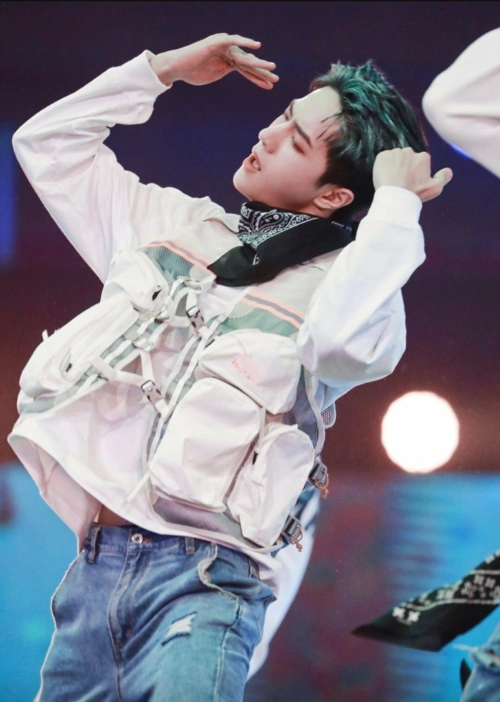 王一博卡点跳舞,粉丝:哥哥是怎么做到又酷又拽又奶又萌的?_腾讯新闻