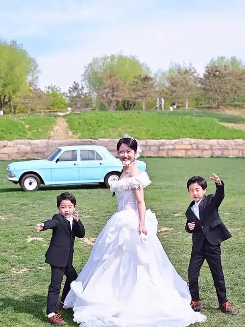 可以穿婚纱小西装的亲子照来咯~蓝天白云,草地和森林宝贝在草地上无拘