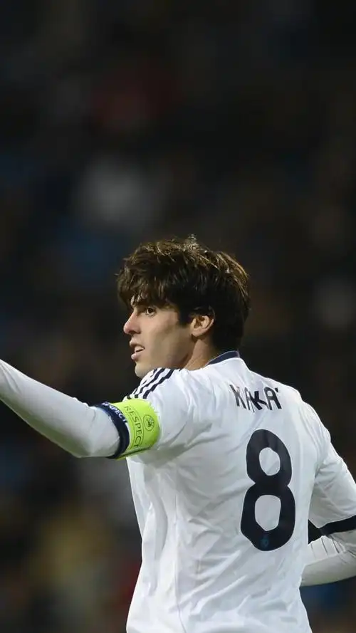 每日足球帅图卡卡高清手机壁纸