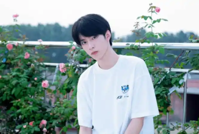 原来,刘耀文只是在9月1日这一天,到巴蜀中学生活和学习了一天,是一种