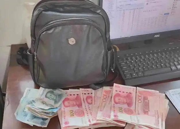 装有三千元现金的背包遗失在公交车上公交司机接力找回