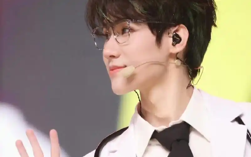 【张真源直播】张哥真tm帅我要受不了啦,我的帅气笨笨的老公啊啊啊啊