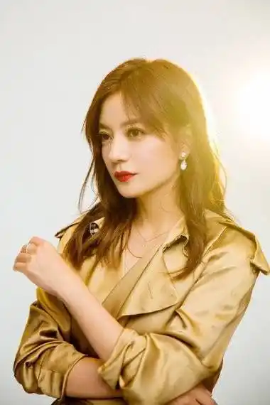 赵薇沉寂两年后再现公众视野:47岁的人生转折与无悔抉择_生活_女性