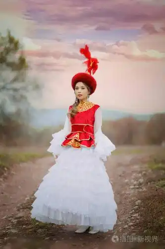 哈萨克斯坦妇女身着民族服装.公园里的女人