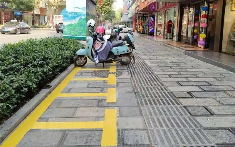 停车不发愁恩施城区新增500余个摩托车停车位