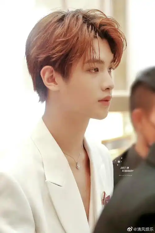 黄明昊线下活动生图#黄明昊今日线下活动路透,一身白色西装造型墒士