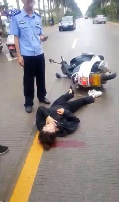 网曝吴川振文发生一起车祸,女子头部受伤.