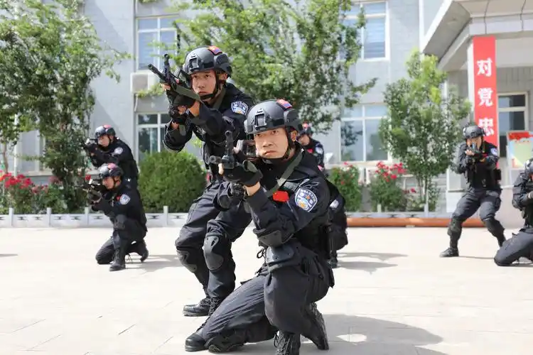 30米高空跳窗,50米射击刀刃……这些特警真帅!-中国长安网