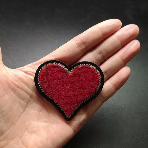 6厘米爱心造型牙刷绣立体毛毛绣服装辅料装饰修补贴厂家大量货源