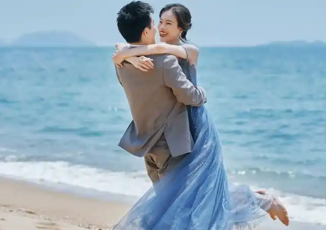 吴敏霞和帅老公再拍婚纱照,蓝色海洋色系长裙亮眼