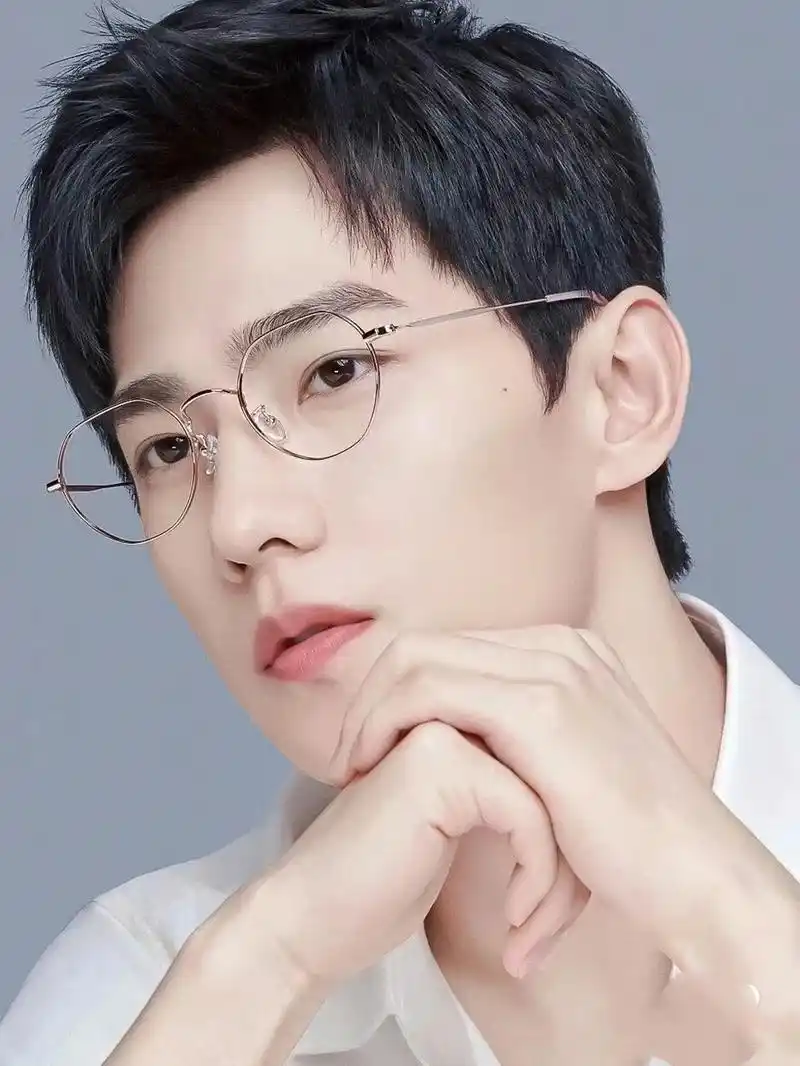 杨洋戴眼镜的样子,你动心了吗