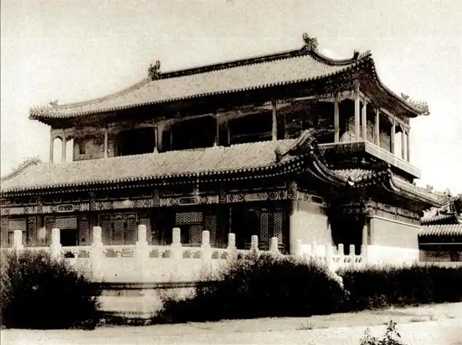老照片:北京内城1901年,杂草丛生的老建筑