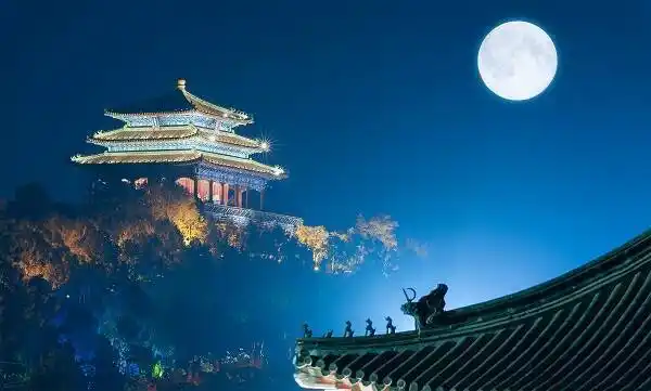 月亮总有什么东西当陪衬,最多的是山和水,什么"山高月小","三潭印月"