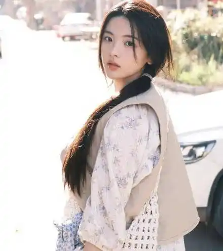 清纯女孩杨超越:在春日的阳光下彰显可爱,杨超越的笑容太治愈了