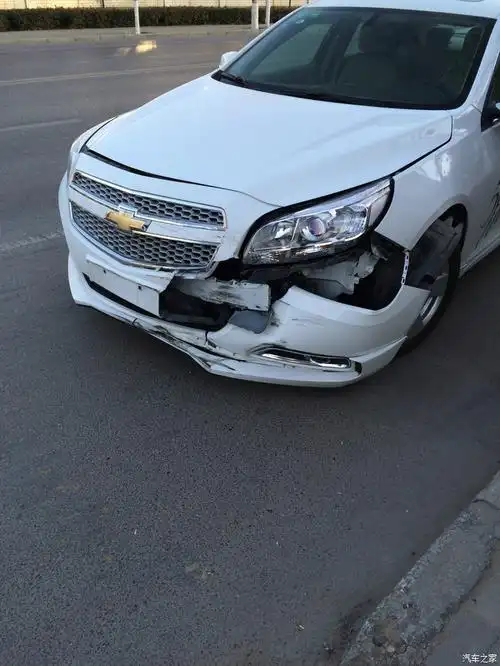 【图】单位门口出车祸了_奥迪a4l论坛_汽车之家论坛