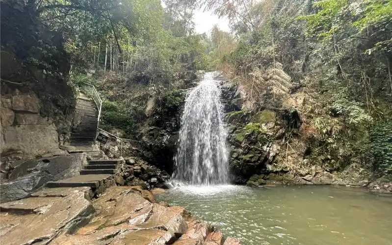 梅岭深处 神龙潭 一路蜿蜒向上泉水至清无鱼 潭池处确有不少垃圾 还是