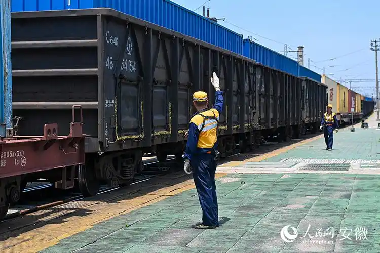 安徽合肥直面烤验的铁路调车员