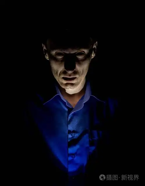 时尚的黑色肖像的成年白种人看起来像疯子或神经病在黑色背景下隔离低