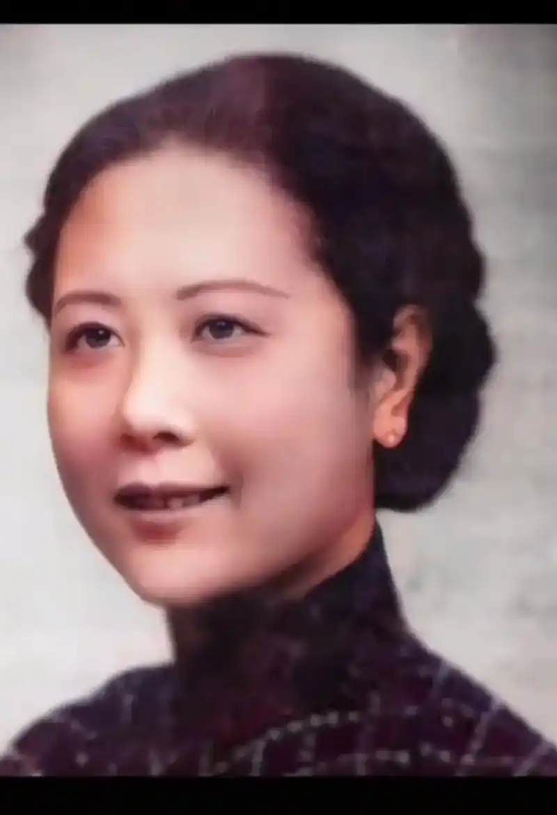 1990年,张学良来到于凤至墓前,看到身边于凤至为他留的墓穴 - 抖音