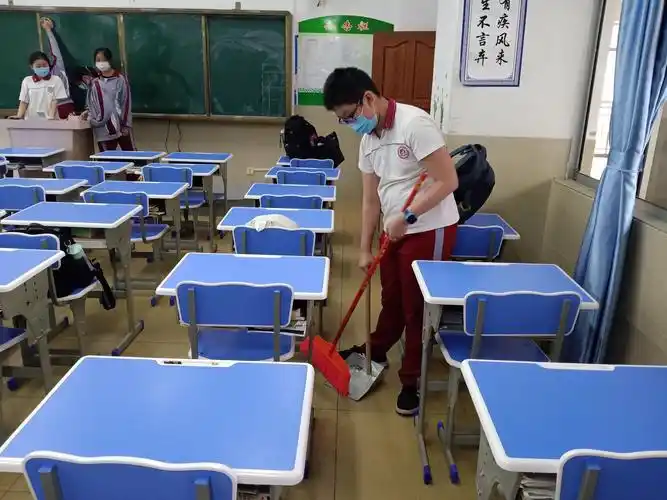 "齐劳动,迎五一"——海口市金盘实验学校大扫除活动