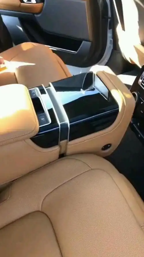 这就是豪车的魅力,后座还能玩出新花样,贵是有道理的