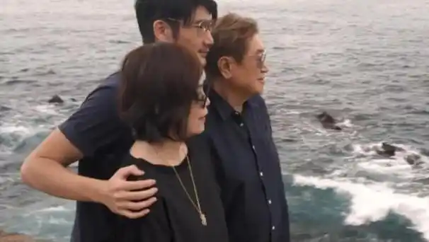 高以翔妈妈罕见露面,母亲节在温哥华度过,感谢粉丝送的鲜花