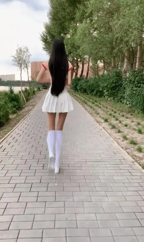 摄影:从背影看,妹子这么纤细的筷子腿,跳舞会不会断掉啊?