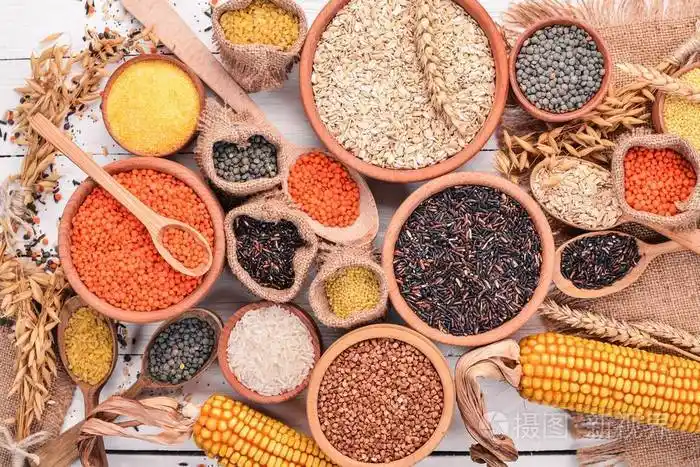 荞麦, 扁豆, 大米, 小米, 大麦, 玉米, 黑米.在一个白色的木制背景.