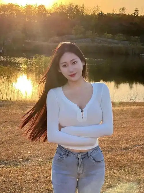 时尚女人日记亲爱的美女你提到了白色v领丰满长袖和蓝色紧身牛仔裤