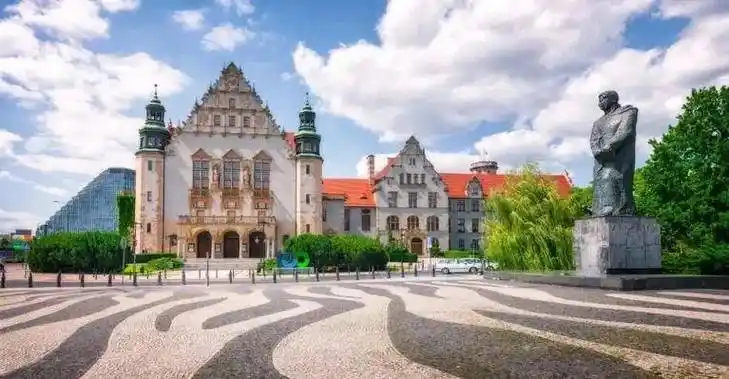 2024年波兰亚当密茨凯维奇大学留学教育招生简章