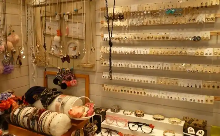 加盟资讯 加盟指南 详情 房租及装修:6-8万元 货架采购费:1万元 进货