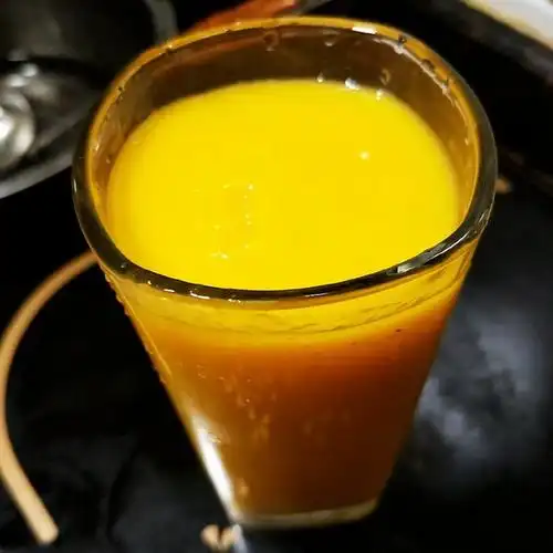 咩仔玛丽哄做的芒果汁