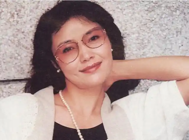 她是《还珠3》里的最美继后,跟丈夫患难与共,携手恩爱42年!