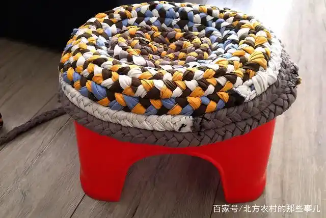 旧衣服别扔巧手改造成坐垫省钱又漂亮