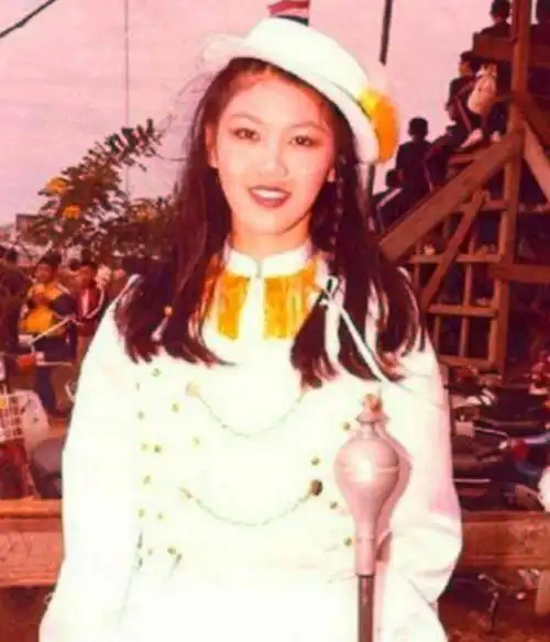 最高的时候,一天可以收到4万多封的情书,你认为年轻的英拉好看,还是