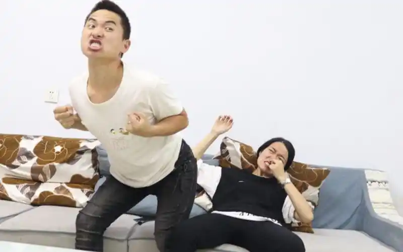 兄妹俩比赛放屁,没想哥哥放的屁差点把妹妹熏晕,笑死人了