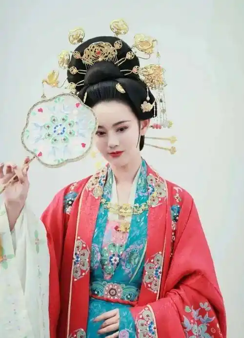 中国人的嫁衣,不该只有西方的婚纱,更应该是传统的凤冠霞帔!