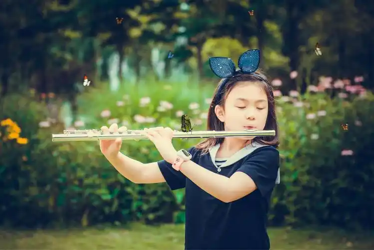 吹长笛的女孩
