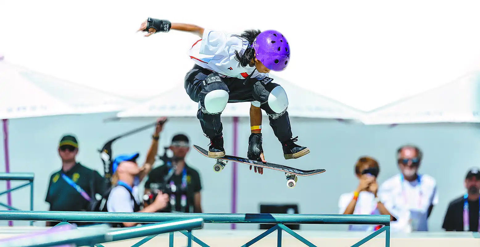 中国滑板选手崔宸曦在巴黎奥运会滑板女子街式比赛中.李昊摄