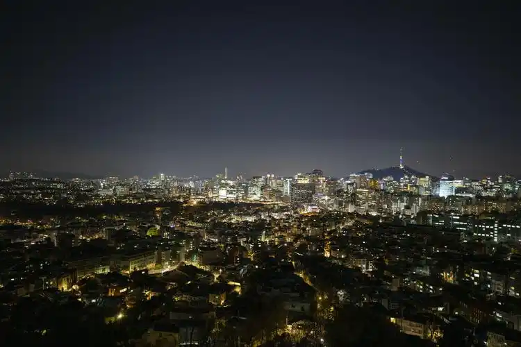 这是12月1日在韩国首尔拍摄的城市夜景.新华社记者 王益亮 摄
