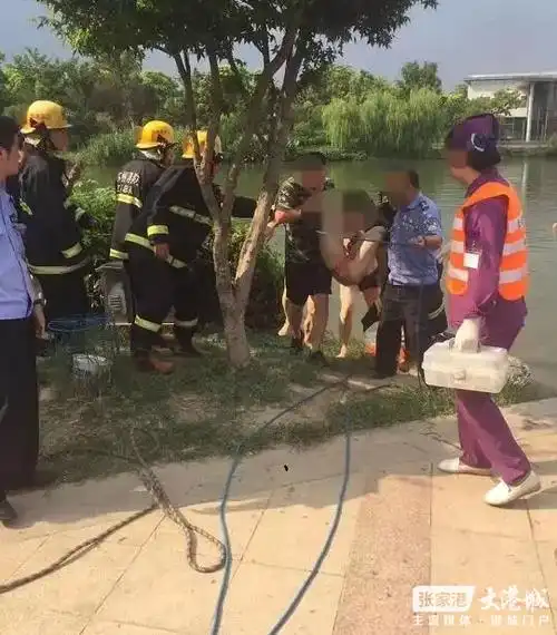 张家港一名男孩在沙洲湖野泳时, 据知情人说, 溺水身亡的男孩姓吴