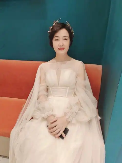 带着妈妈一起体验了一次海马体圣诞照,化妆没得说,很好看.