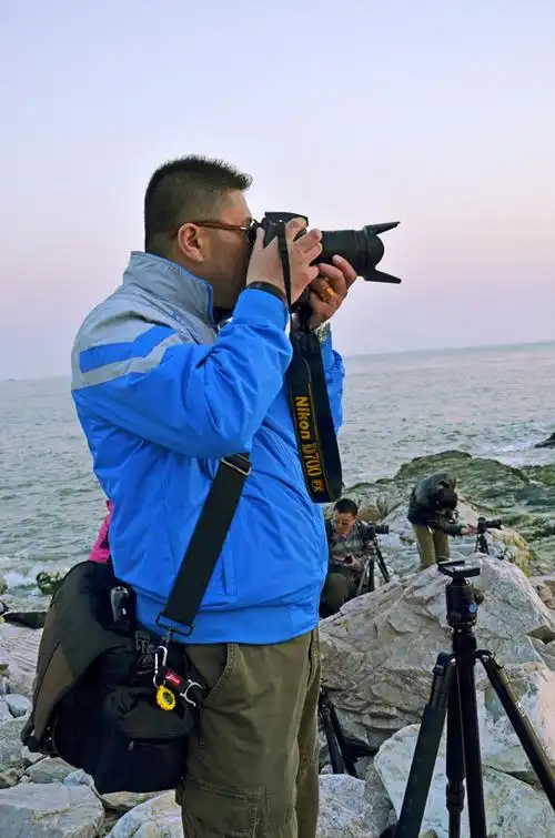 大海边的男摄影师们