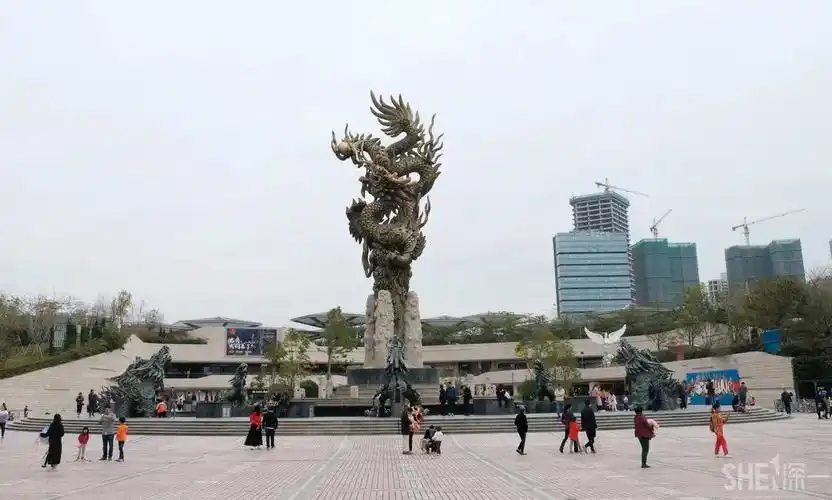 龙城广场建设标志性建筑的广场这里有被誉为龙岗区跨世纪城市